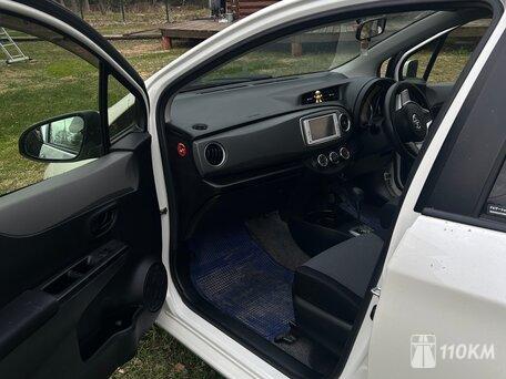Toyota, Vitz, 1000, 69, бензин, хэтчбек, вариатор, передний привод, среднее состояние, правый, белый, 650 000 ₽